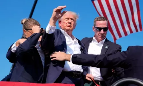 Donald Trump: అమెరికా మాజీ అధ్యక్షుడు ట్రంప్‌పై కాల్పులు.. చెవికి తాకిన బుల్లెట్‌..