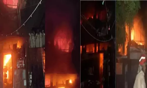 Massive Fire Erupts Near Neelam Mata Mandir In Mayur Vihar Phase 2 Delhi