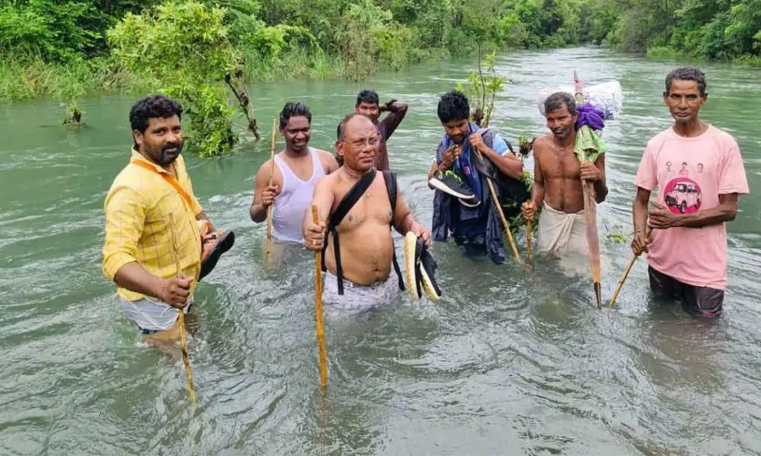 మూడు కొండలెక్కి, వాగు దాటి గిరిపుత్రులకు వైద్యసేవ చేసిన ములుగు జిల్లా వైద్యశాఖ అధికారి అప్పయ్య