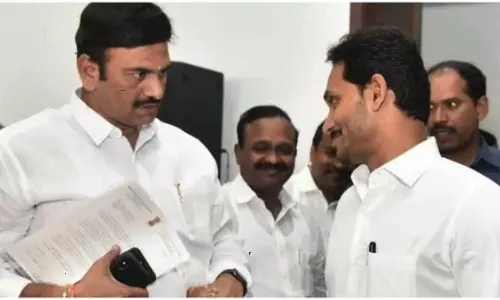 AP Assembly: అసెంబ్లీ హాల్లో ఇంట్రెస్టింగ్ సీన్.. జగన్ను పలకరించిన ఎమ్మెల్యే రఘురామకృష్ణంరాజు AP Assembly: అసెంబ్లీ హాల్లో ఇంట్రెస్టింగ్ సీన్.. జగన్ను పలకరించిన ఎమ్మెల్యే రఘురామకృష్ణంరాజు