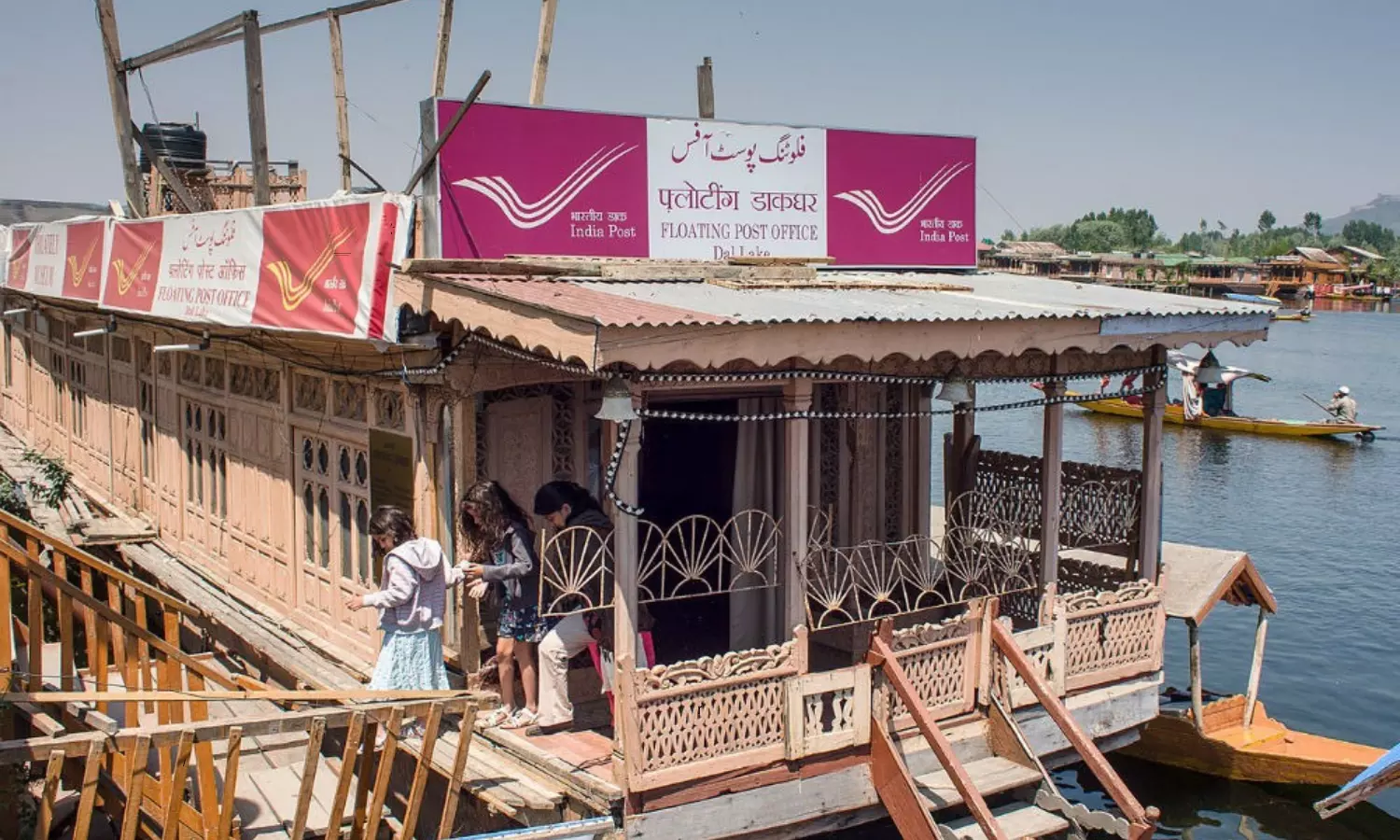 Worlds First Floating Post Office Wooden Boat House Used to Mail Service Since 1953 in India