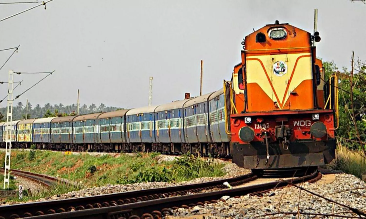 indian railway longest non stop train Mumbai Central Hapa Duronto Express travel 492 km without stopage reach mumbai to ahmedabad in just 6 hour