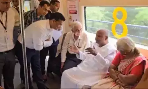 Former PM Deve Dowda Travels In Metro During His Delhi Visit