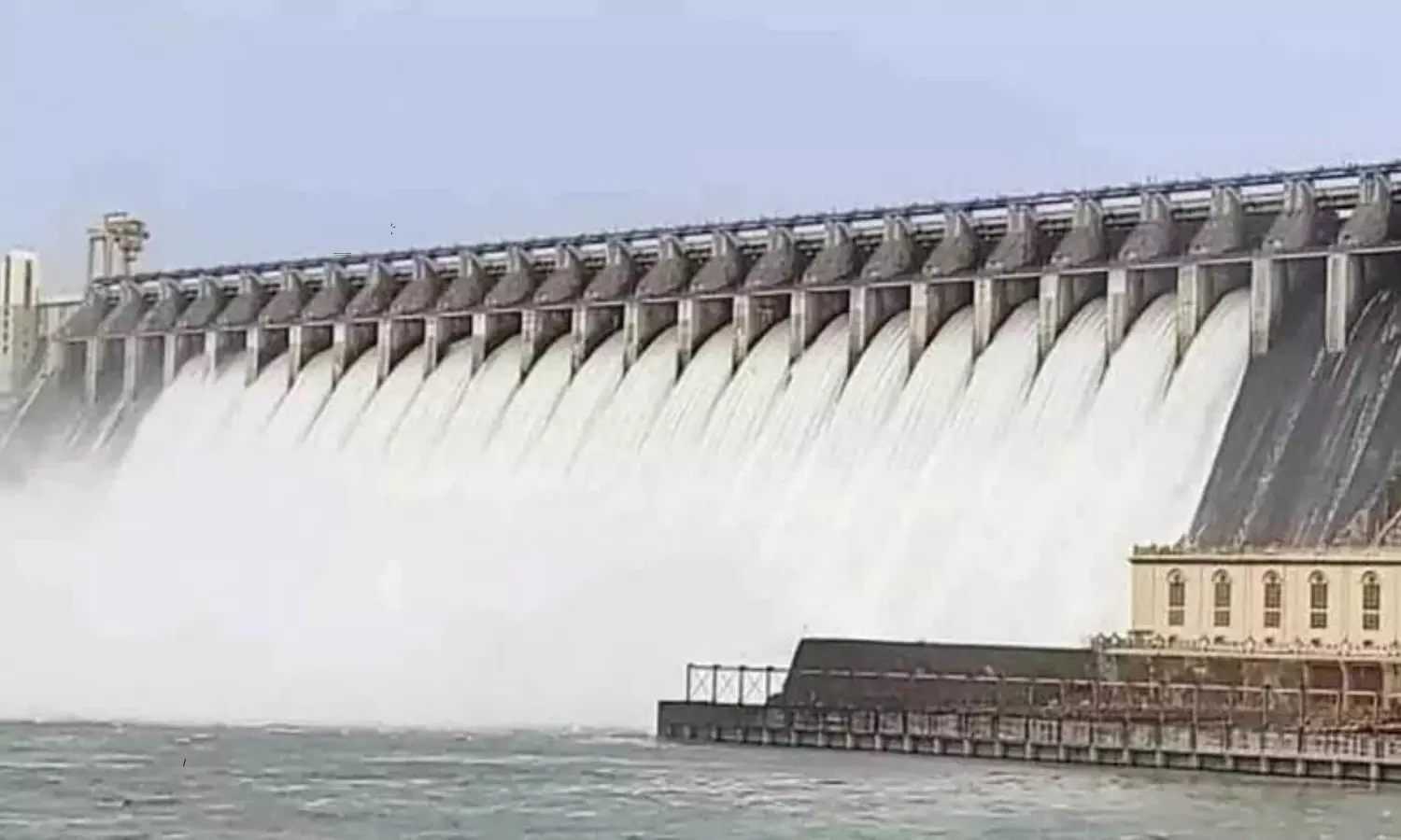 Heavy Flood To Nagarjunasagar Dam Officials Lifted 20 Gates