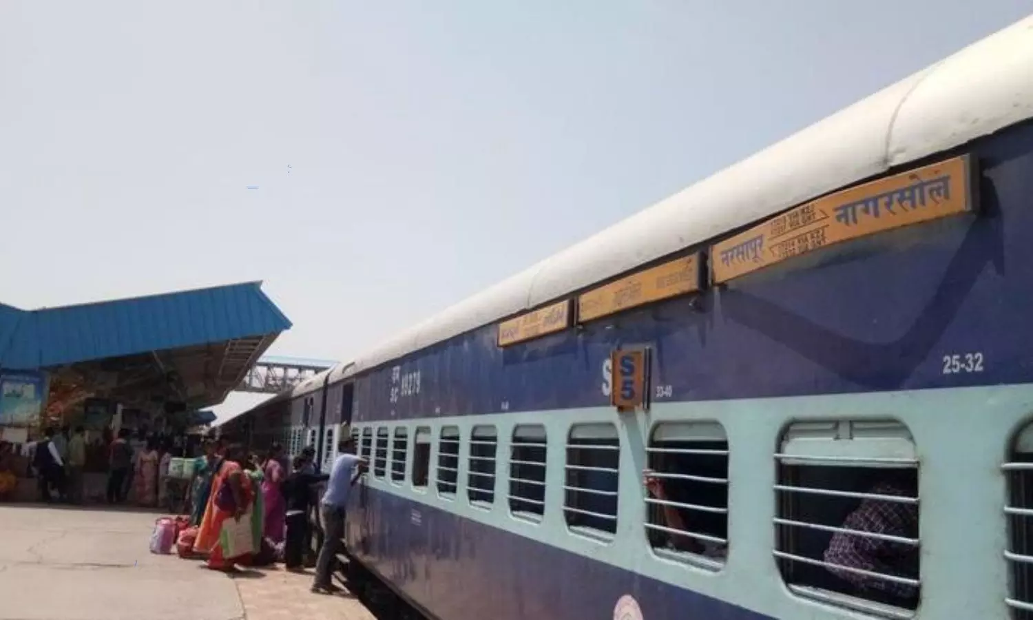 Robbery attempt in Narasapur Express train