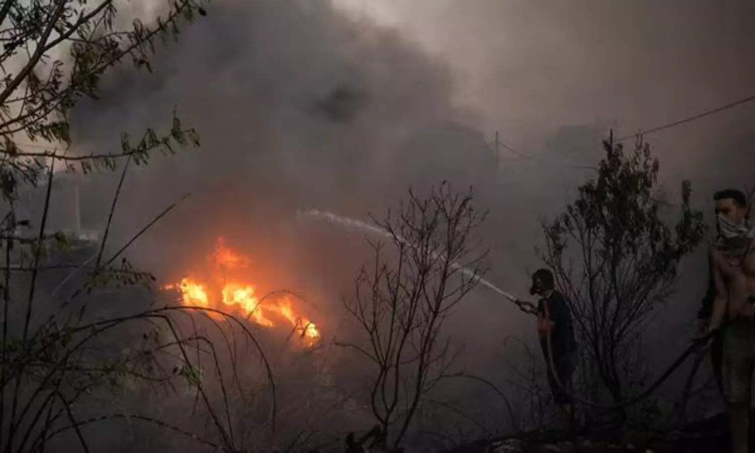 A fire spreading rapidly in Athens..one dead, 15 seriously injured