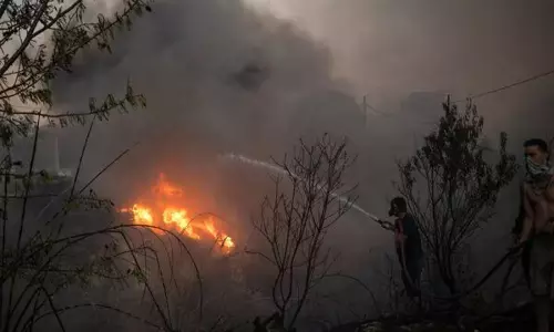 A fire spreading rapidly in Athens..one dead, 15 seriously injured