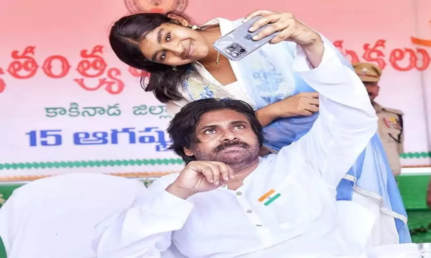 Renu Desai Shares Pawan Kalyan Photo With Daughter Aadhya