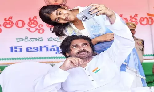 Renu Desai Shares Pawan Kalyan Photo With Daughter Aadhya