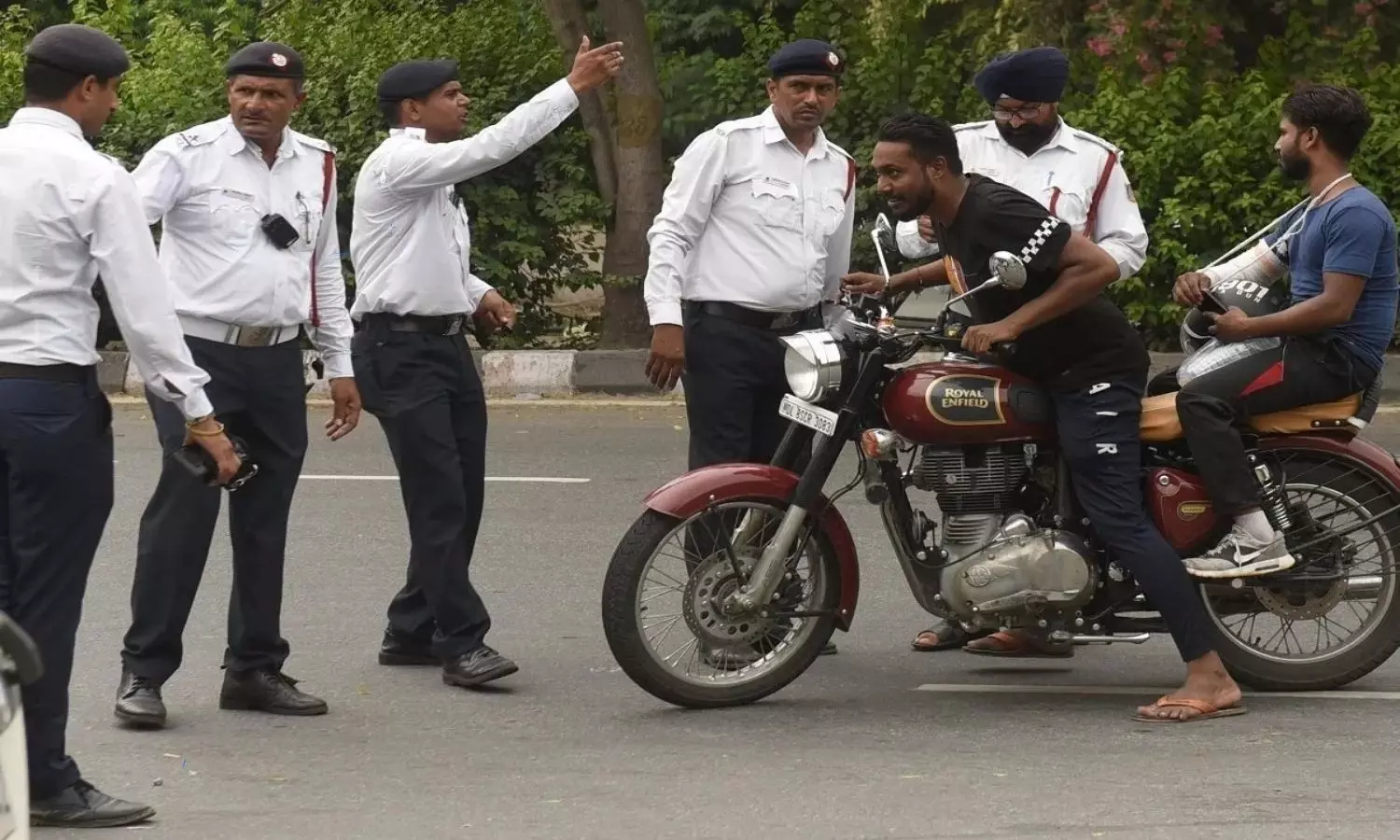 wearing slippers during bike ride cause fine or challan