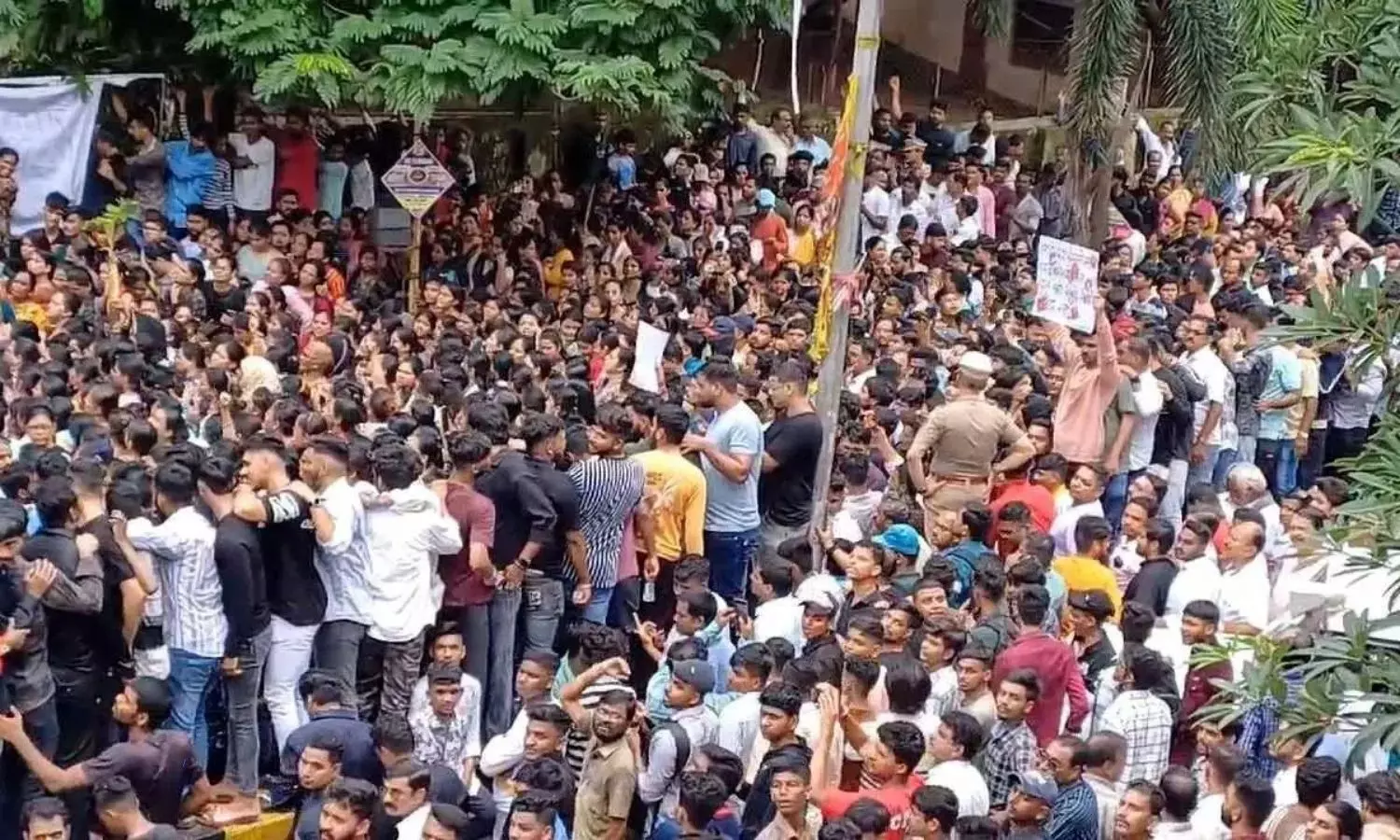 Protests Over Sexual Assault Incident Involving Children in Badlapur Stone Pelting on Police