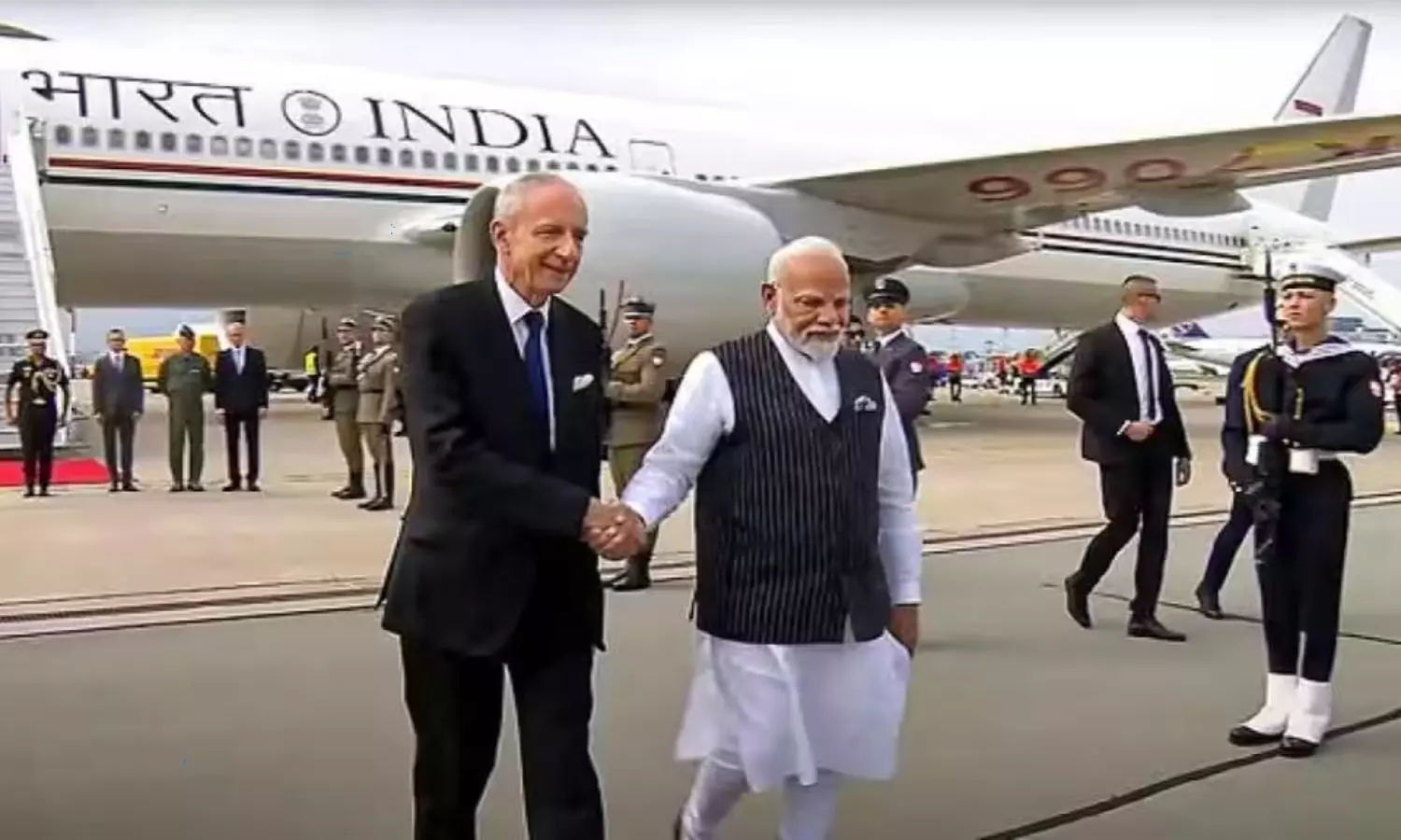 PM Modi traditional welcome from Indian diaspora in Poland