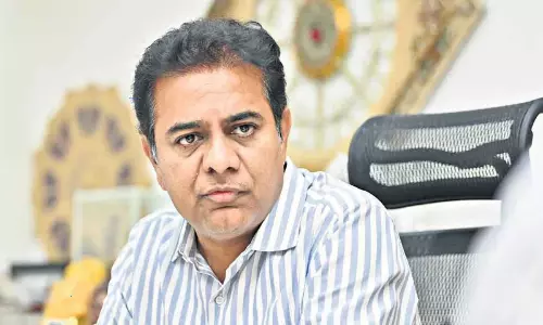 Hyderabad: మహిళా కమిషన్ దగ్గర ఉద్రిక్తత.. కేటీఆర్ ఒక్కరినే లోనికి అనుమతించిన పోలీసులు Hyderabad: మహిళా కమిషన్ దగ్గర ఉద్రిక్తత.. కేటీఆర్ ఒక్కరినే లోనికి అనుమతించిన పోలీసులు