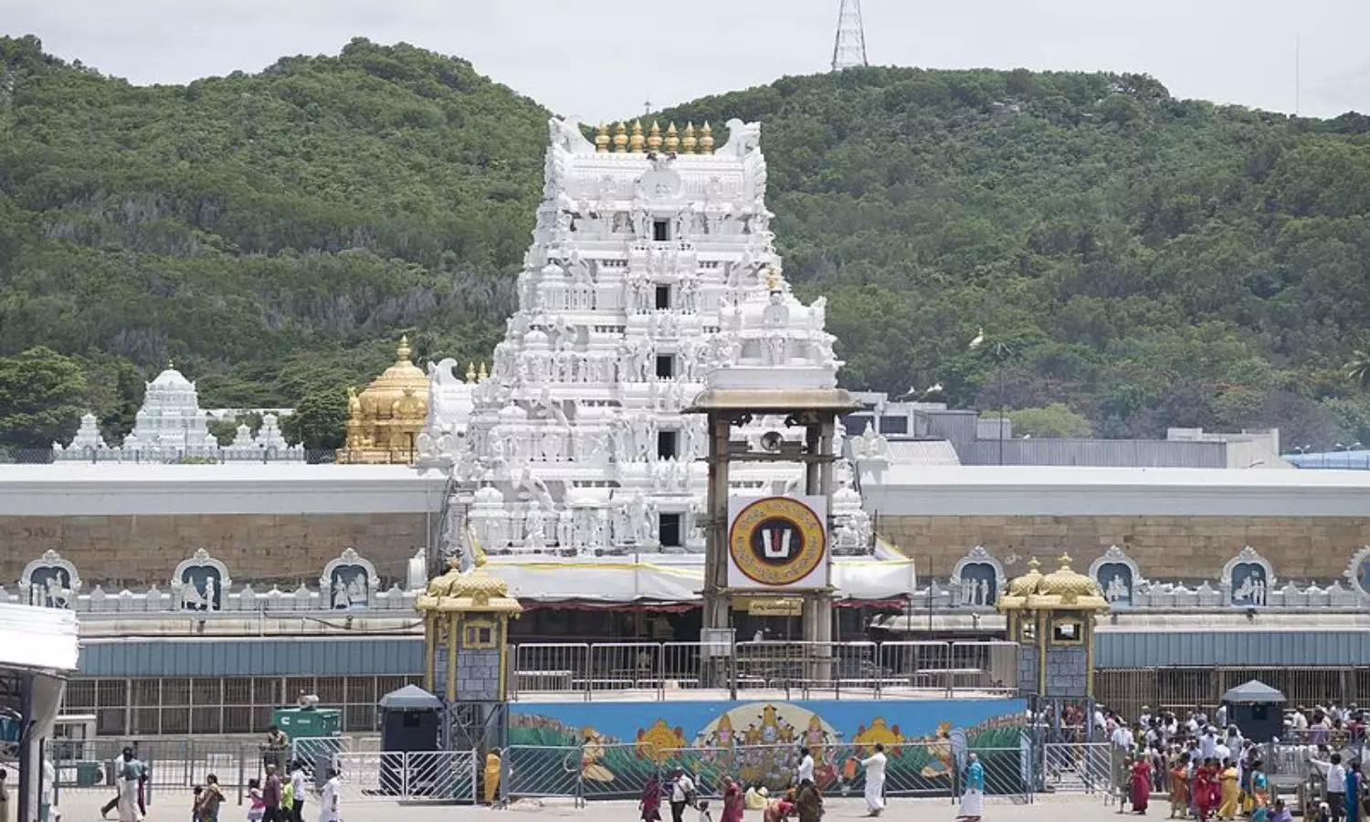 Continual rush of devotees in Tirumala