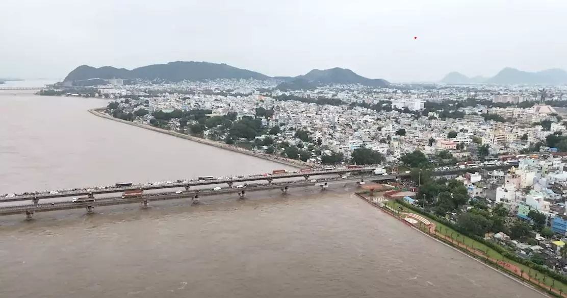 Vijayawada Floods: ప్రజల ప్రాణాలు కాపాడిన రిటైనింగ్ వాల్... దీన్ని కట్టిందెవరు... ఆ క్రెడిట్ ఎవరిది?