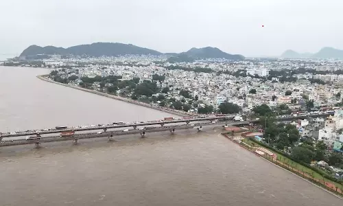 Vijayawada Floods: ప్రజల ప్రాణాలు కాపాడిన రిటైనింగ్ వాల్... దీన్ని కట్టిందెవరు... ఆ క్రెడిట్ ఎవరిది?