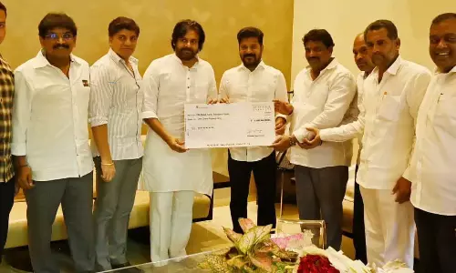 Pawan Kalyan: సీఎం రేవంత్రెడ్డితో ఏపీ డిప్యూటీ సీఎం పవన్కల్యాణ్ భేటీ Pawan Kalyan: సీఎం రేవంత్రెడ్డితో ఏపీ డిప్యూటీ సీఎం పవన్కల్యాణ్ భేటీ
