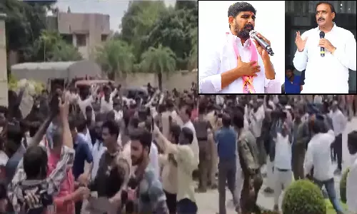 కౌశిక్ రెడ్డి ఇంటికి అరికెపూడి గాంధీ: ఇరువర్గాల మధ్యఘర్షణ, ఉద్రిక్తత కౌశిక్ రెడ్డి ఇంటికి అరికెపూడి గాంధీ: ఇరువర్గాల మధ్యఘర్షణ, ఉద్రిక్తత