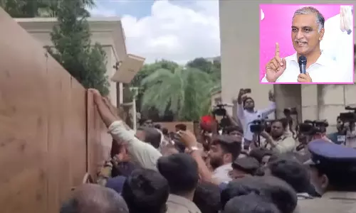 పాడి కౌశిక్ రెడ్డి vs అరికెపూడి గాంధీ హైటెన్షన్.. ఇలా చేస్తావా రేవంత్ రెడ్డి?: హరీష్ రావు పాడి కౌశిక్ రెడ్డి vs అరికెపూడి గాంధీ హైటెన్షన్.. ఇలా చేస్తావా రేవంత్ రెడ్డి?: హరీష్ రావు