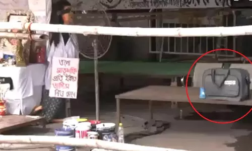 కోల్‌కతా డాక్టర్స్ ధర్నా స్థలం వద్ద అనుమానాస్పదంగా కనిపించిన బ్యాగ్.. బాంబ్ స్క్వాడ్ ఎంట్రీ