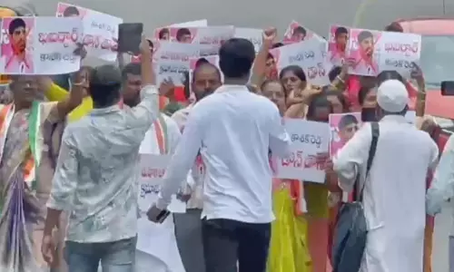 Congress women leaders protest in front of Telangana Bhavan Congress women leaders protest in front of Telangana Bhavan