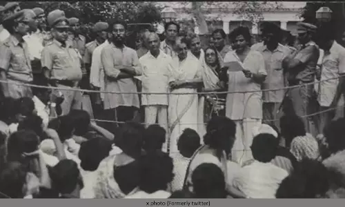 Sitaram Yechury: సీతారాం ఏచూరి చదువుతుంటే.. ఇందిరా గాంధీ వింటున్నారు.. ఈ ఫోటో వెనుకున్న అసలు స్టోరీ తెలుసా? Sitaram Yechury: సీతారాం ఏచూరి చదువుతుంటే.. ఇందిరా గాంధీ వింటున్నారు.. ఈ ఫోటో వెనుకున్న అసలు స్టోరీ తెలుసా?