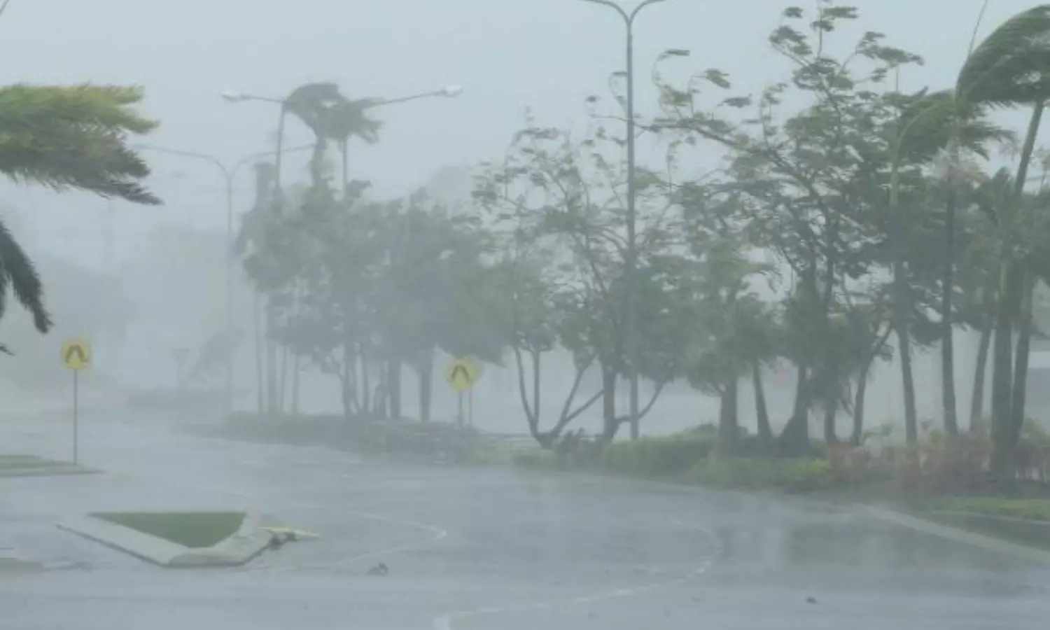 Trains canceled and school holidays in these states of Odisha and West Bengal due to Cyclone Dana effect