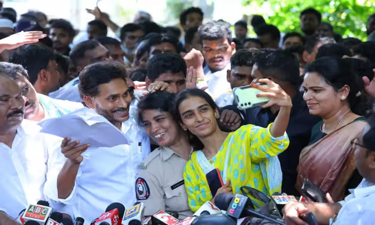 Female head constable Jagan is ready for selfie actions vide goes viral on social media