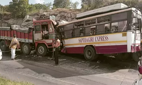 Road Accident: చిత్తూరు జిల్లాలో ఘోర రోడ్డు ప్రమాదం.. స్పాట్‌లోనే 8 మంది మృతి