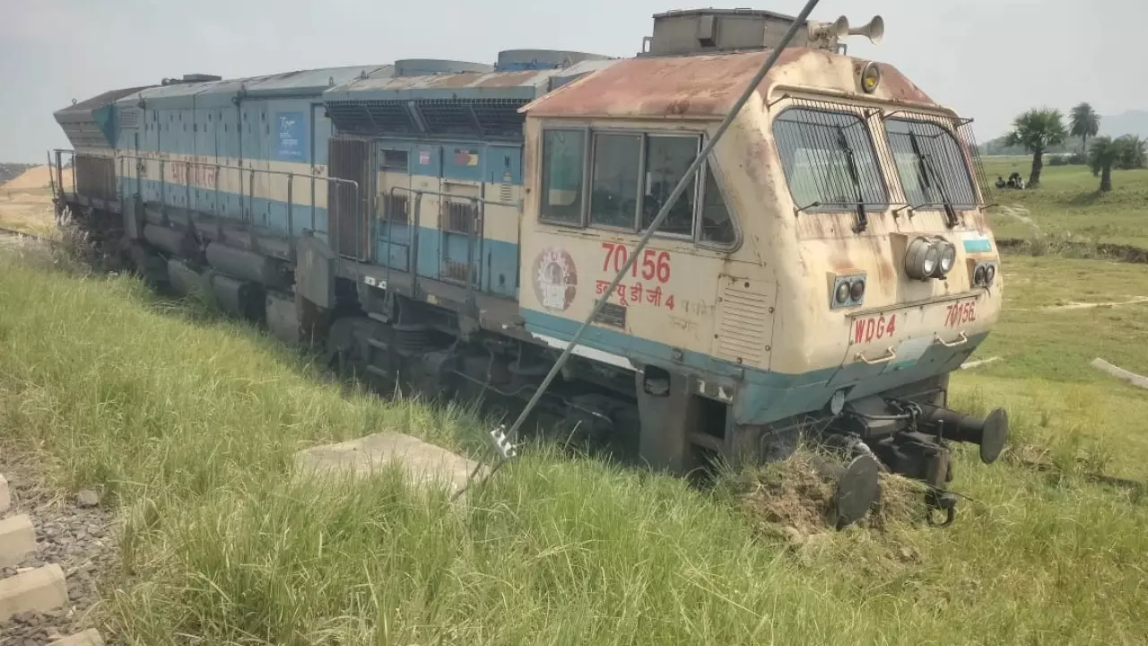 Train Engine In Field: పొలాల్లోకి దూసుకొచ్చిన రైలు ఇంజన్! ఫోటోలు, వీడియోలు వైరల్