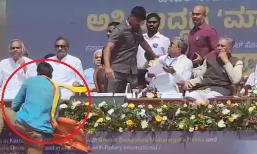 Siddaramaiah Security: అందరూ చూస్తుండగానే స్టేజ్‌పై ఉన్న సీఎం వద్దకు పరిగెత్తాడు.. అంతా షాక్!