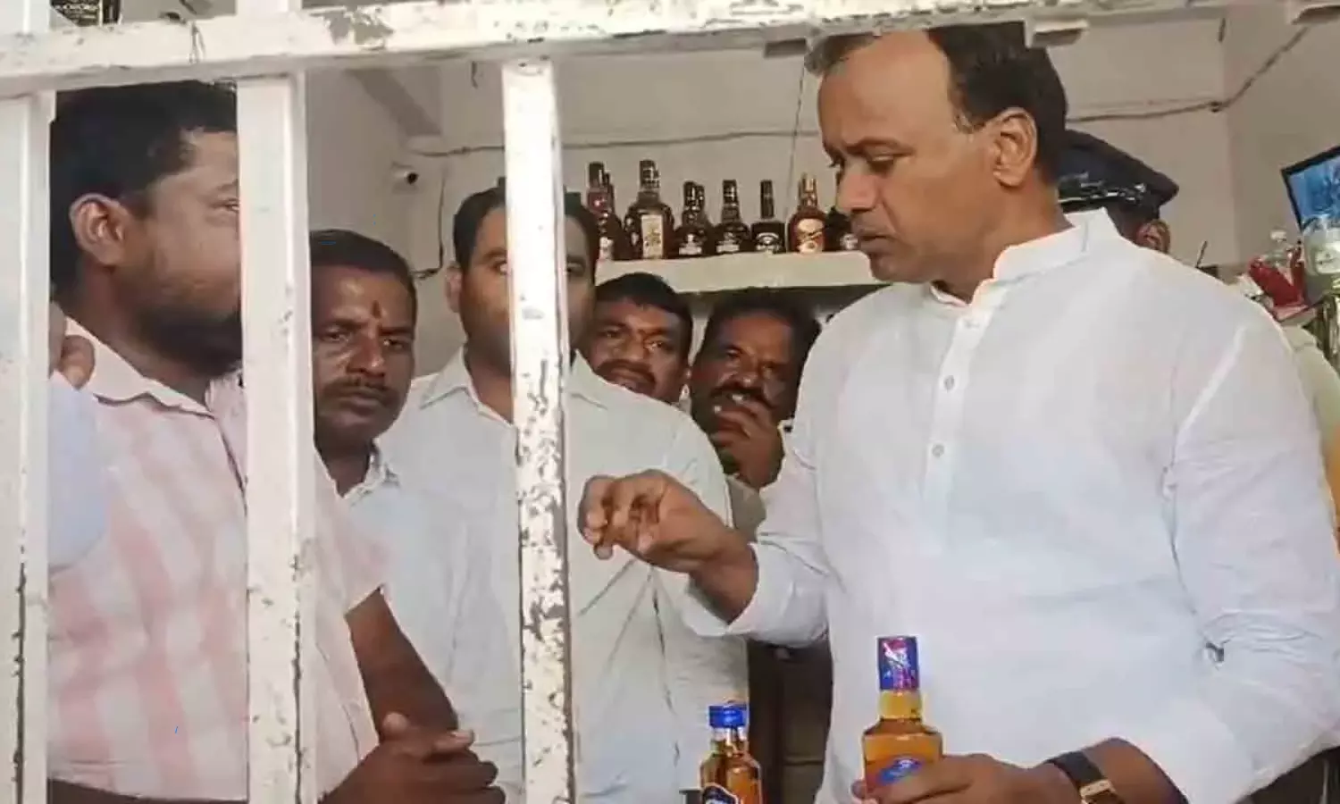 Congress MLA Komatireddy Raj Gopal Reddy Inspected Wine Shops In Munugode