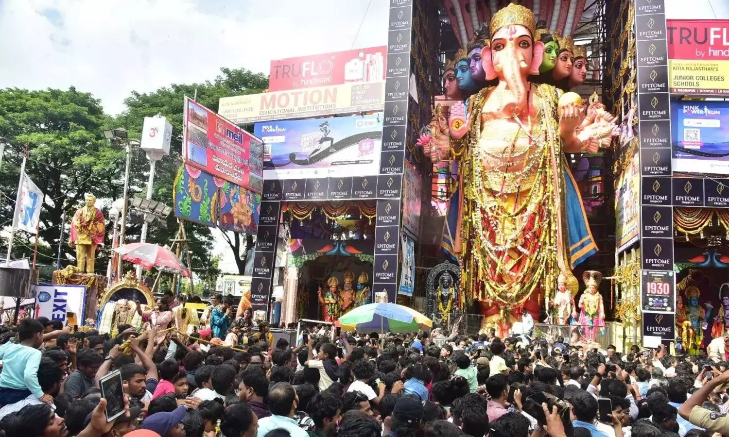 Do you know the income of Khairatabad Ganeshas hundi 1 crore 10 lakhs