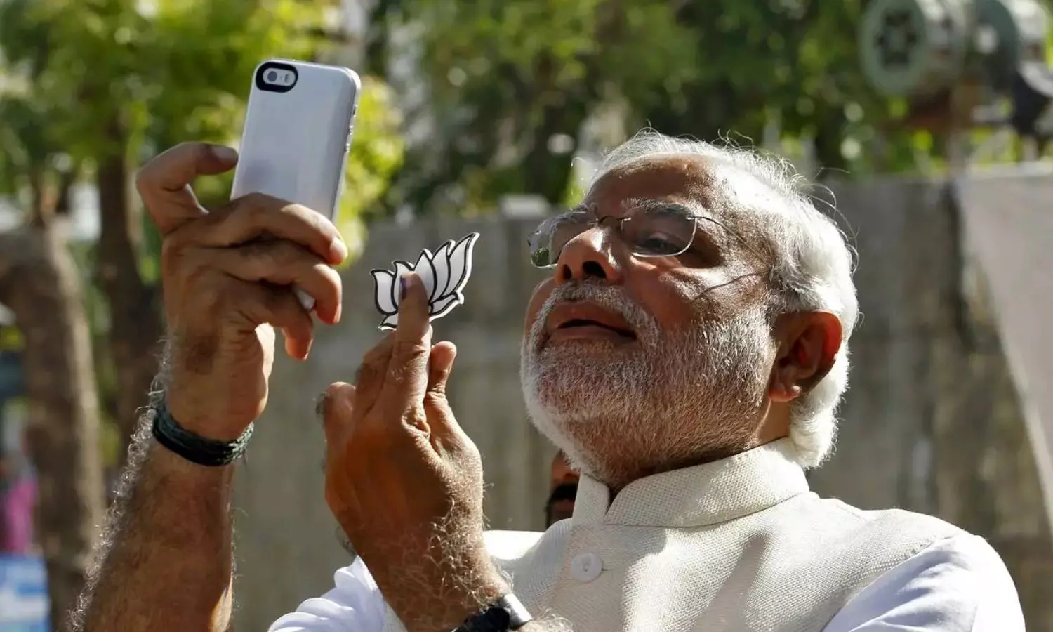 pm modi use which phone