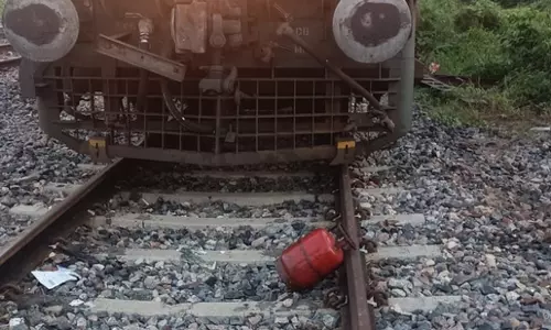 LPG Cylinder: రైల్వే ట్రాక్ పై ఎల్పీజీ గ్యాస్ సిలిండర్.. రైలు ప్రమాదాలకు స్కెచ్ వేస్తోంది ఎవరు? LPG Cylinder: రైల్వే ట్రాక్ పై ఎల్పీజీ గ్యాస్ సిలిండర్.. రైలు ప్రమాదాలకు స్కెచ్ వేస్తోంది ఎవరు?