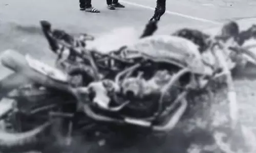 Kakinada: తునిలో ఘోర ప్రమాదం.. బైక్పై ఉన్న ఓ వ్యక్తి బండితో పాటు సజీవదహనం Kakinada: తునిలో ఘోర ప్రమాదం.. బైక్పై ఉన్న ఓ వ్యక్తి బండితో పాటు సజీవదహనం