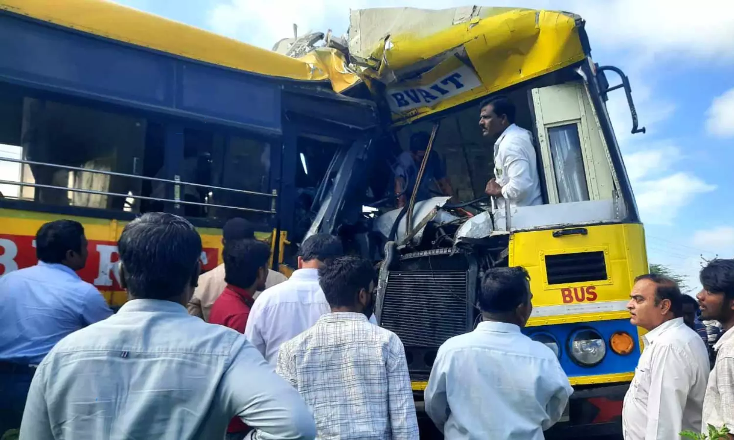 Road Accident: ఎదురెదురుగా ఢీకొన్న కాలేజీ బస్సులు.. ఒకరు మృతి, విద్యార్థులకు తీవ్ర గాయాలు