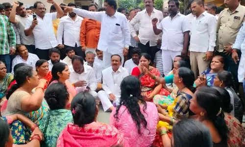 HYDRAA: మూసీ వెంట మార్కింగ్  ను అడ్డుకున్న బాధితులు: చైతన్యపురిలో ధర్నాకు దిగిన ఈటల