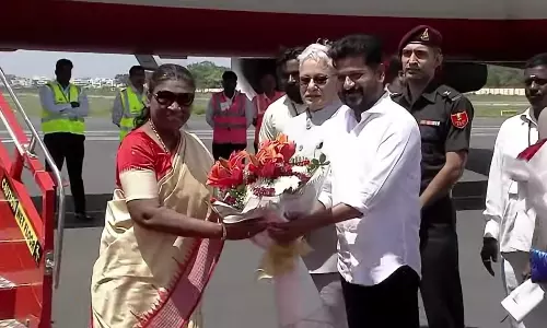 President Murmu: హైదరాబాద్ చేరుకున్న రాష్ట్రపతి ద్రౌపది ముర్ము President Murmu: హైదరాబాద్ చేరుకున్న రాష్ట్రపతి ద్రౌపది ముర్ము