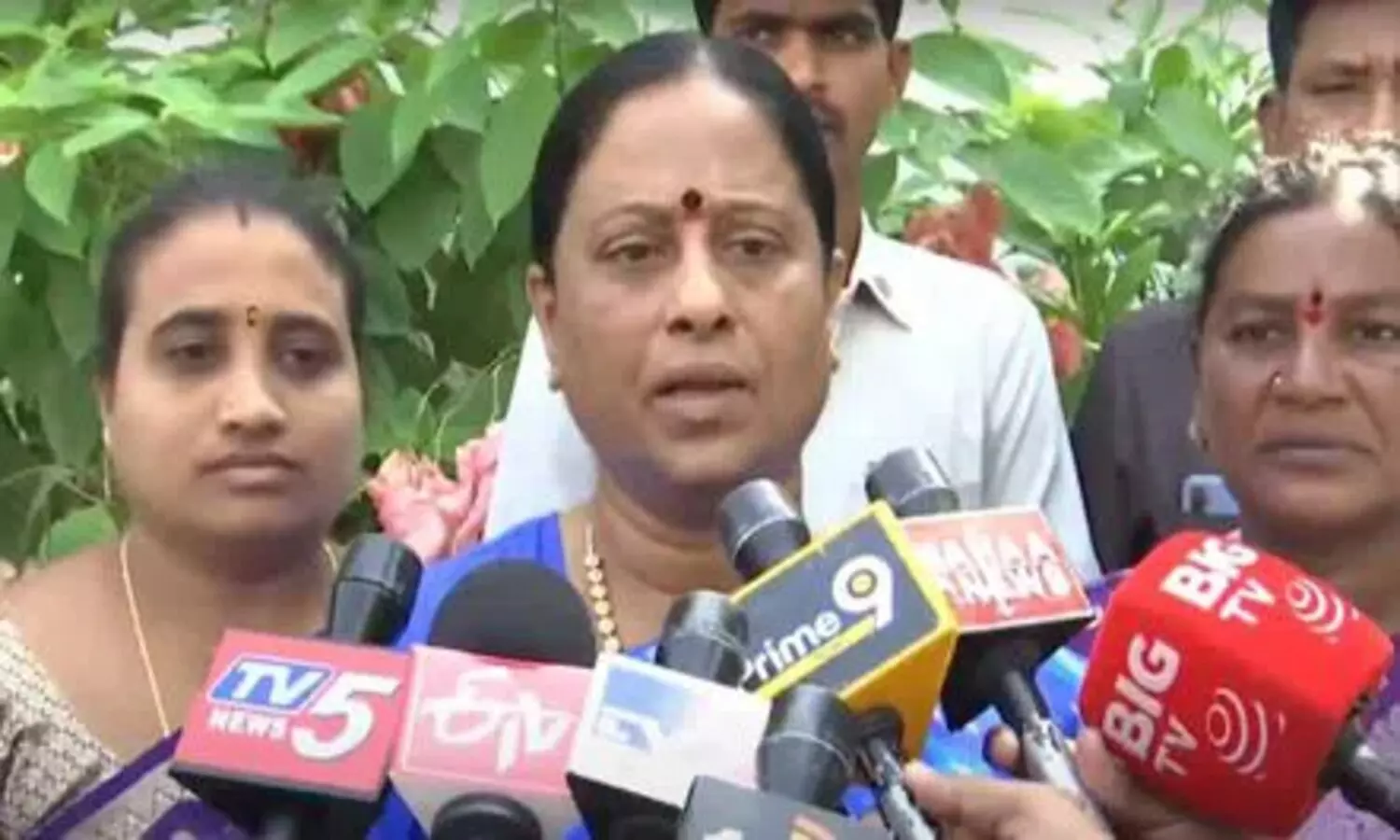 Minister Kondasurekha gave an explanation on the KTR issue and spoke to the media at her residence in Hanmakonda