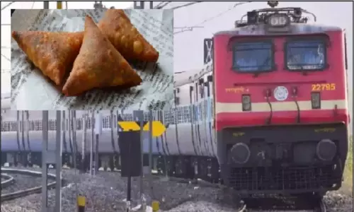 A Person Take Back Samosas Which Fell Down in Running Train Video Goes Viral A Person Take Back Samosas Which Fell Down in Running Train Video Goes Viral