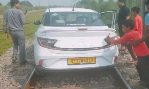 Car On Railway Tracks: రైలు పట్టాలపై రైలుకి ఎదురొచ్చిన కారు.. షాకైన లోకోపైలట్ ఏం చేశారంటే.. Car On Railway Tracks: రైలు పట్టాలపై రైలుకి ఎదురొచ్చిన కారు.. షాకైన లోకోపైలట్ ఏం చేశారంటే..