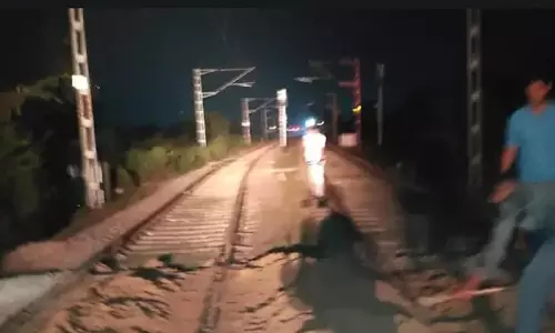 Soil Pile On Tracks: రైలు పట్టాలపై మట్టి కుప్ప.. యూపీలోనే తరచుగా వెలుగుచూస్తున్న కుట్రలు Soil Pile On Tracks: రైలు పట్టాలపై మట్టి కుప్ప.. యూపీలోనే తరచుగా వెలుగుచూస్తున్న కుట్రలు