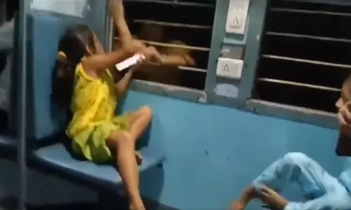Thief stolen smartphone in running train from girl video goes viral in social media Thief stolen smartphone in running train from girl video goes viral in social media