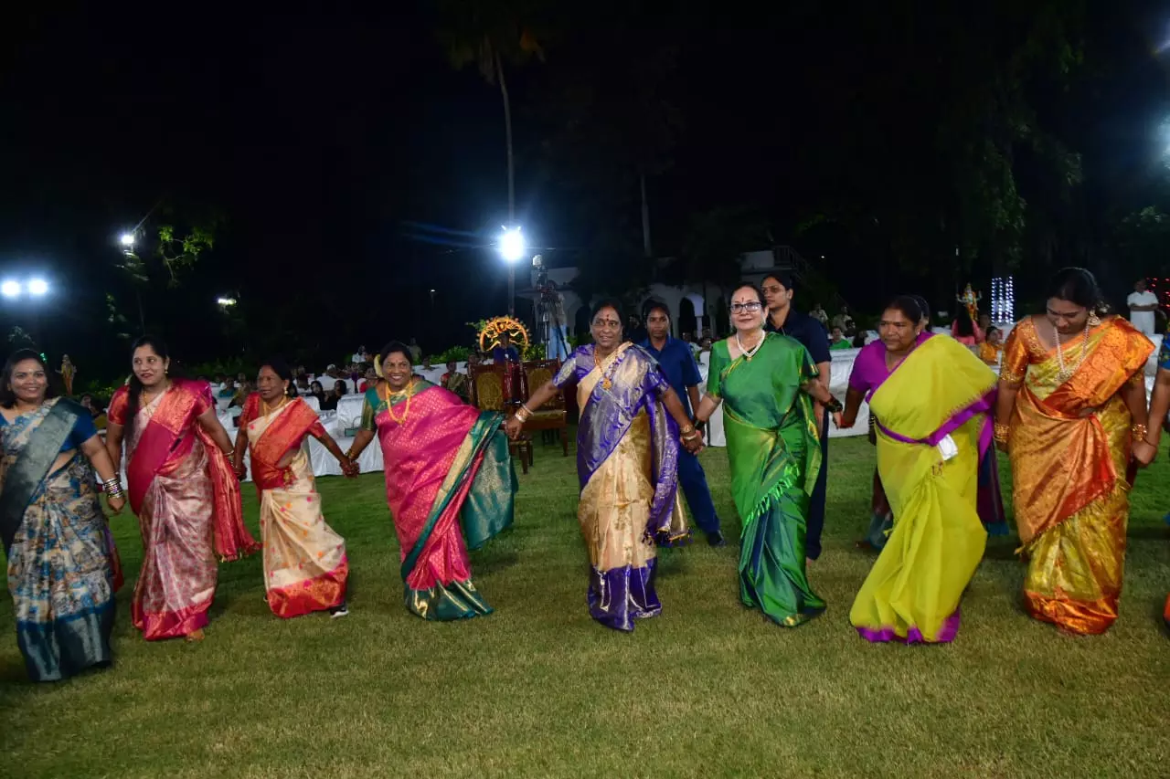 Bathukamma Celebrations: రాజ్ భవన్ బతుకమ్మ సంబరాల్లో మంత్రులతో కలిసి గవర్నర్ సతీమణి ఆటాపాట.. ఫోటోలు