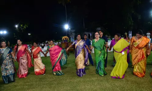 Bathukamma Celebrations: రాజ్ భవన్ బతుకమ్మ సంబరాల్లో మంత్రులతో కలిసి గవర్నర్ సతీమణి ఆటాపాట.. ఫోటోలు