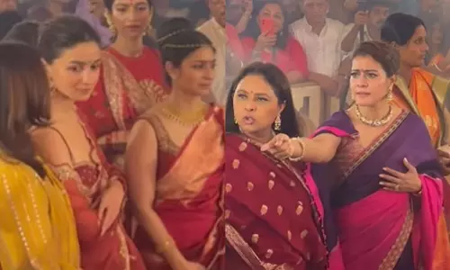 Kajol Viral Video: దుర్గా పూజలో భక్తుడిపై కాజోల్ ఆగ్రహం.. వీడియో వైరల్ Kajol Viral Video: దుర్గా పూజలో భక్తుడిపై కాజోల్ ఆగ్రహం.. వీడియో వైరల్