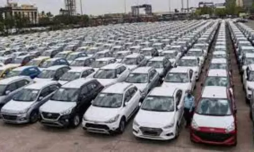Car sales have fallen heavily Car companies with huge discounts during the festival Car sales have fallen heavily Car companies with huge discounts during the festival