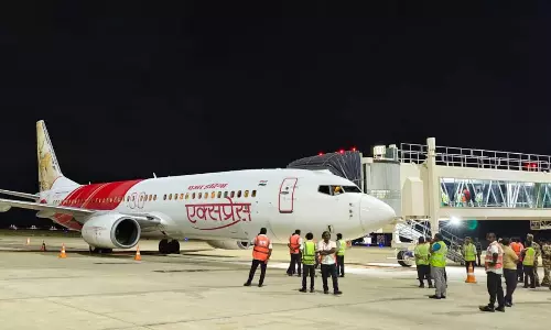 Trichy Airport: తిరుచ్చి ఎయిర్పోర్ట్లో హై టెన్షన్.. విమానంలో సాంకేతిక లోపంతో ఎమర్జెన్సీ ల్యాండింగ్ Trichy Airport: తిరుచ్చి ఎయిర్పోర్ట్లో హై టెన్షన్.. విమానంలో సాంకేతిక లోపంతో ఎమర్జెన్సీ ల్యాండింగ్