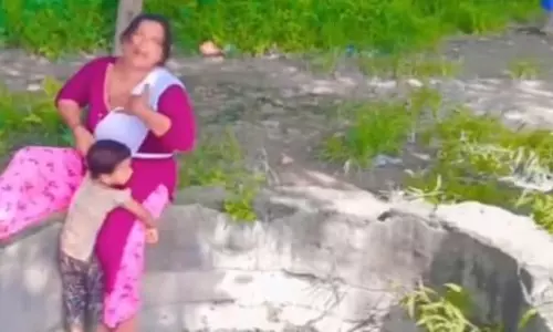 A Mother did Risky Reel Beside Well With her Daughter Videos Goes Viral A Mother did Risky Reel Beside Well With her Daughter Videos Goes Viral